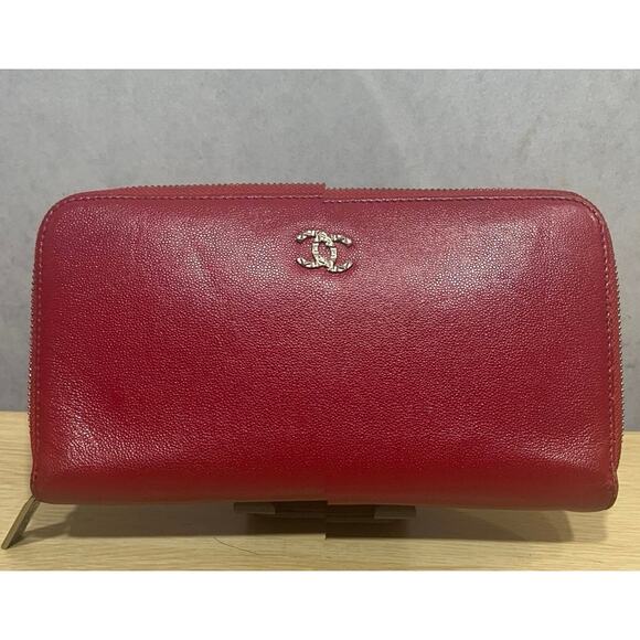 Bifold Hot pink Wallet With a Channel Logo in good use condition